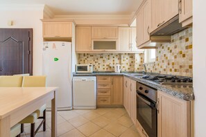 Departamento Deluxe, 2 habitaciones | Cocina privada | Refrigerador, microondas, horno y lavavajillas 