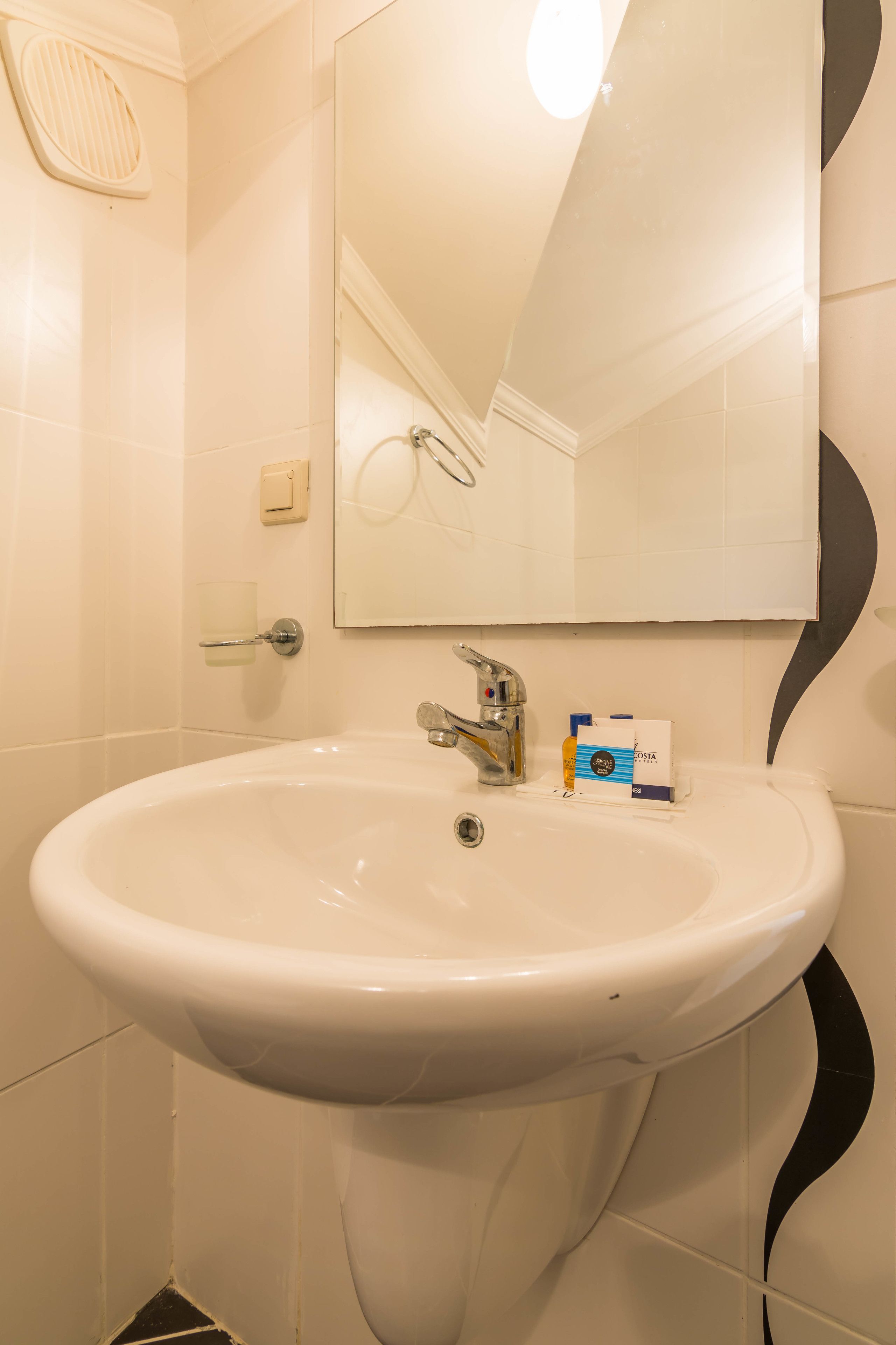 deluxe apartment, 3 bedrooms | bathroom sink