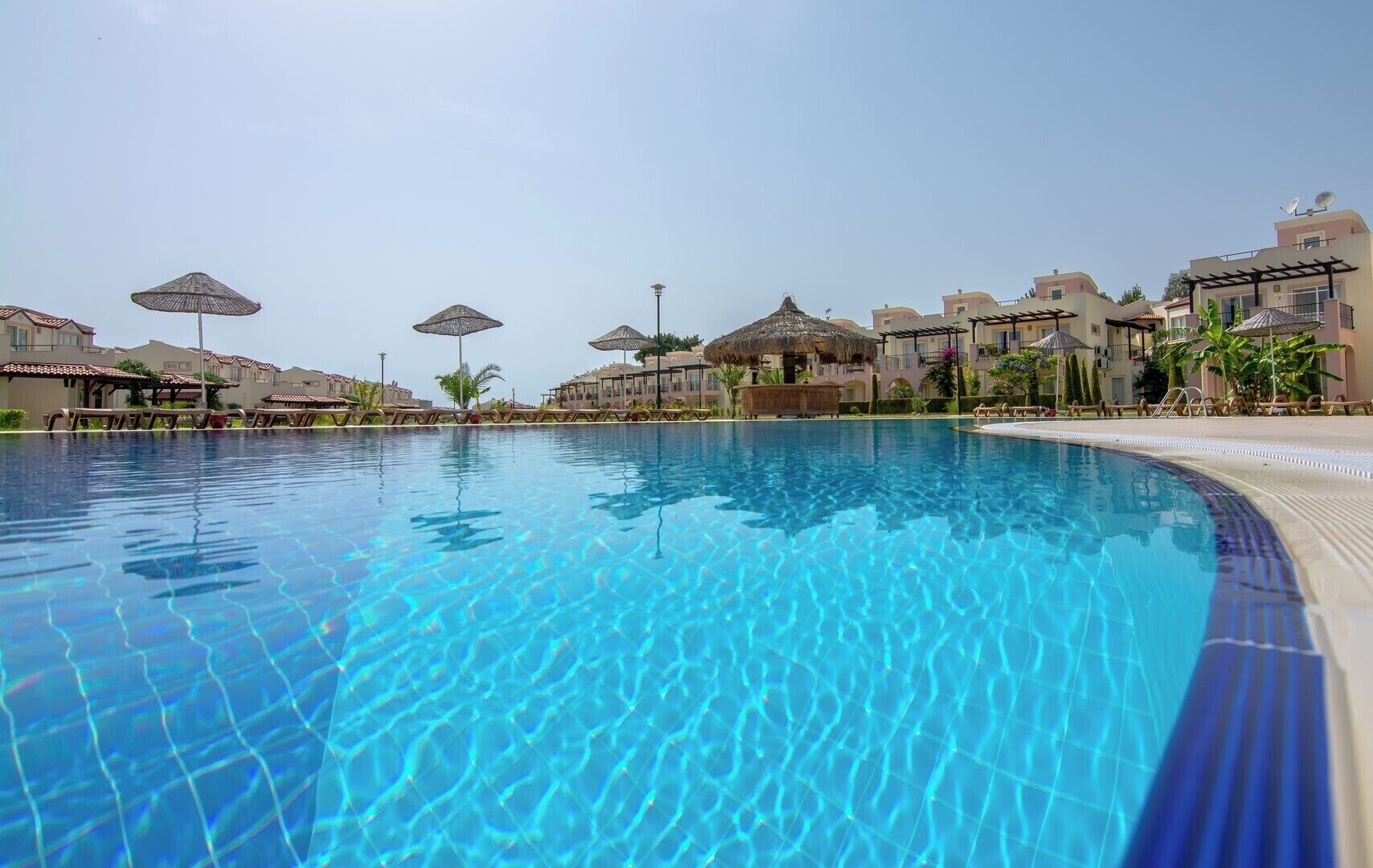 5 outdoor pools, open 9:00 am to 8:00 pm, pool umbrellas, pool loungers