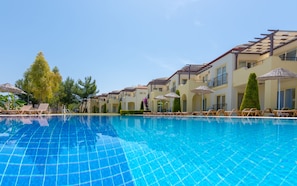 5 piscinas al aire libre, sombrillas, sillones reclinables de piscina