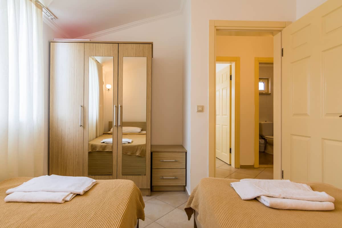 deluxe villa, 3 bedrooms | premium bedding, desk, iron/ironing board, free wifi