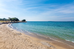 Playa en los alrededores y playa de arena blanca