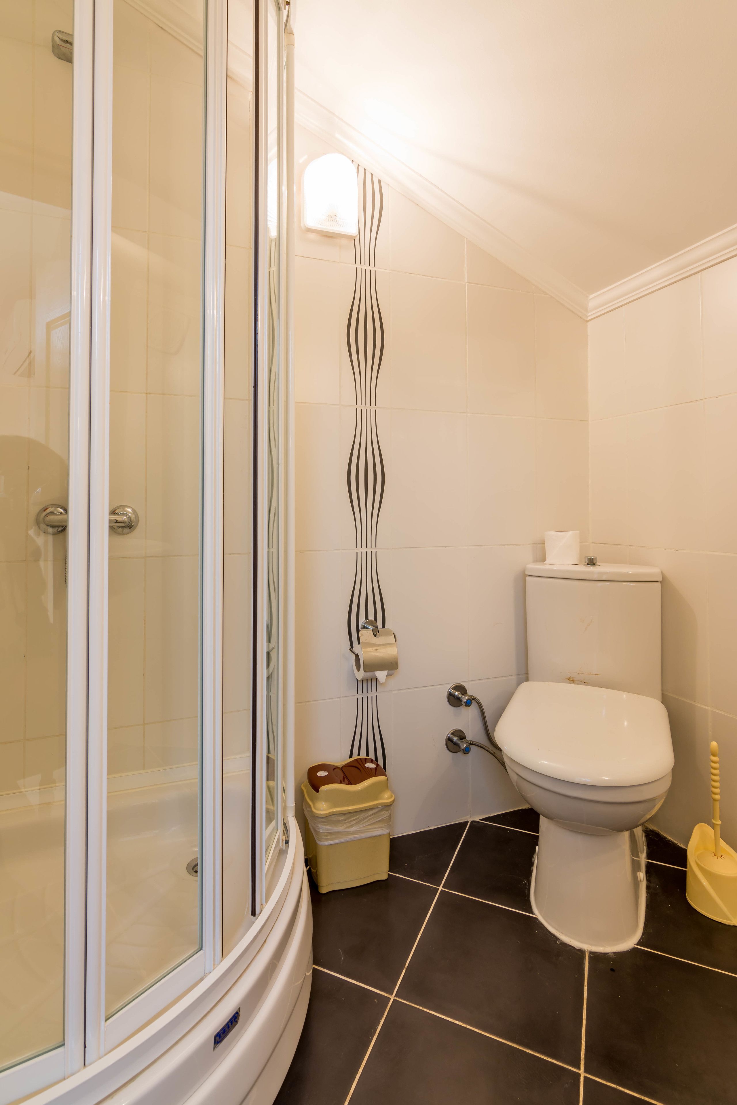deluxe apartment, 3 bedrooms | bathroom shower