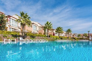 7 outdoor pools, open 9:00 AM to 7:00 PM, pool umbrellas, sun loungers - Apollonium Bozbuk (Milas)