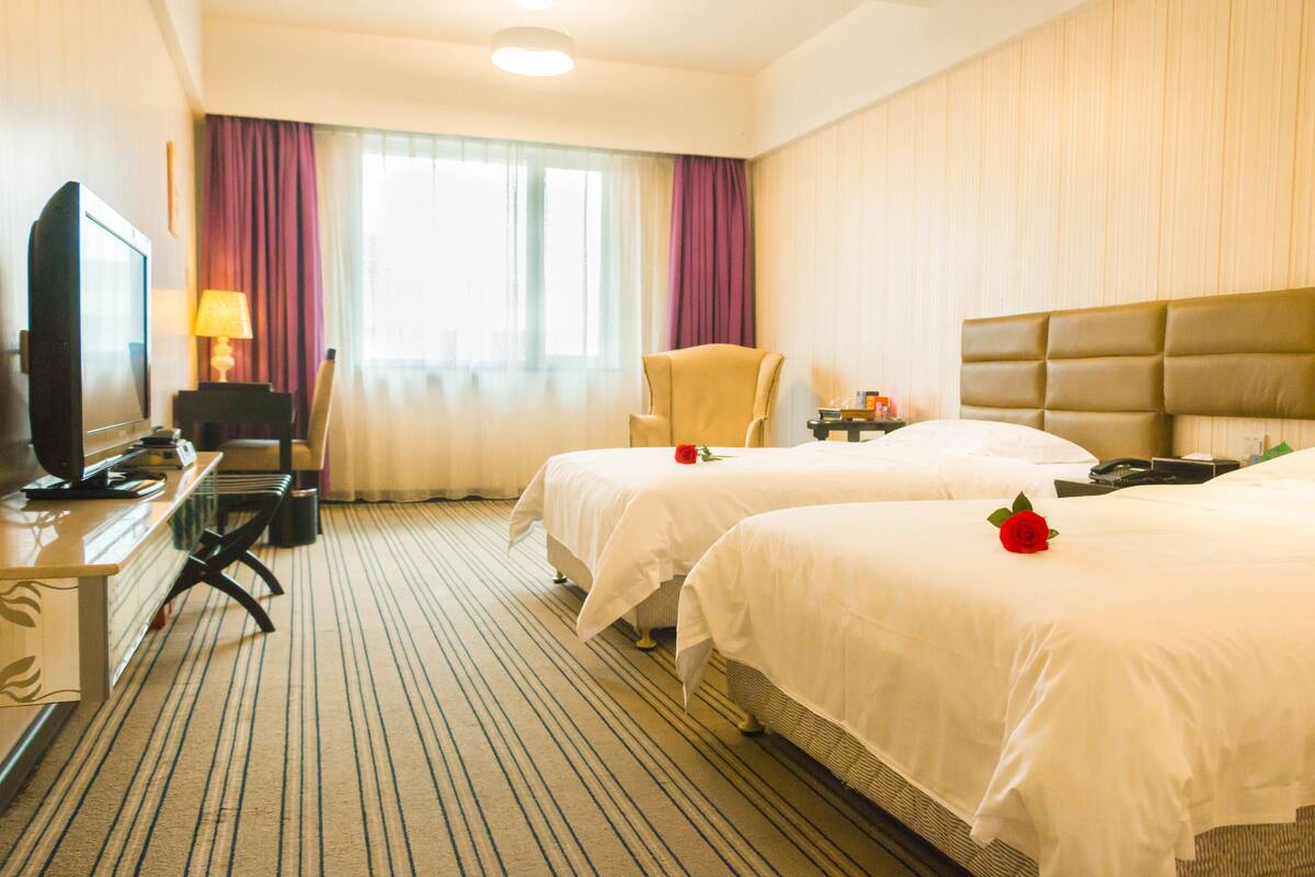 Habitación empresarial con 2 camas individuales | Minibar, caja de seguridad en la habitación y escritorio