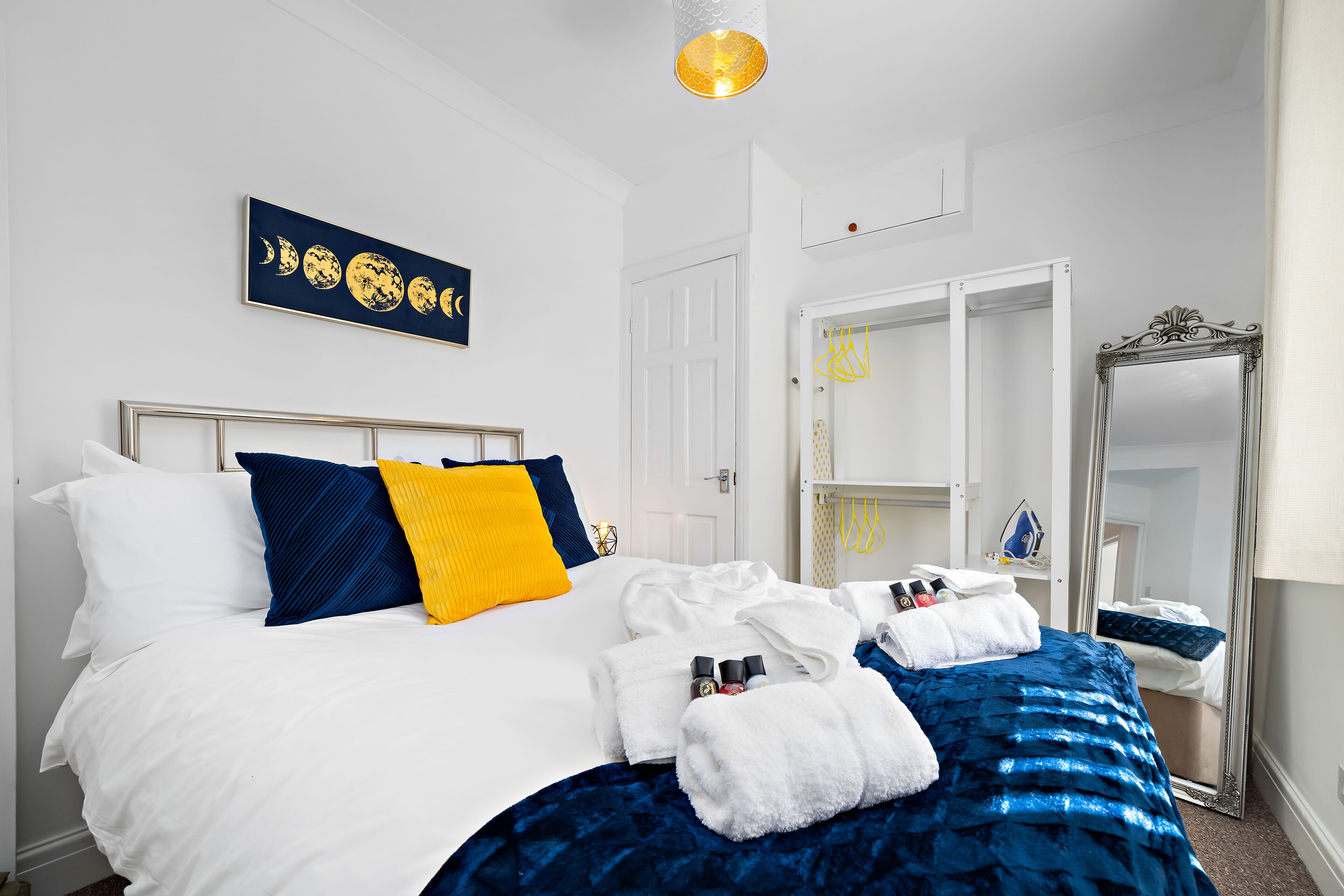 City Apartment, 2 Double Beds | Premium bedding, desk, iron/ironing board, free WiFi