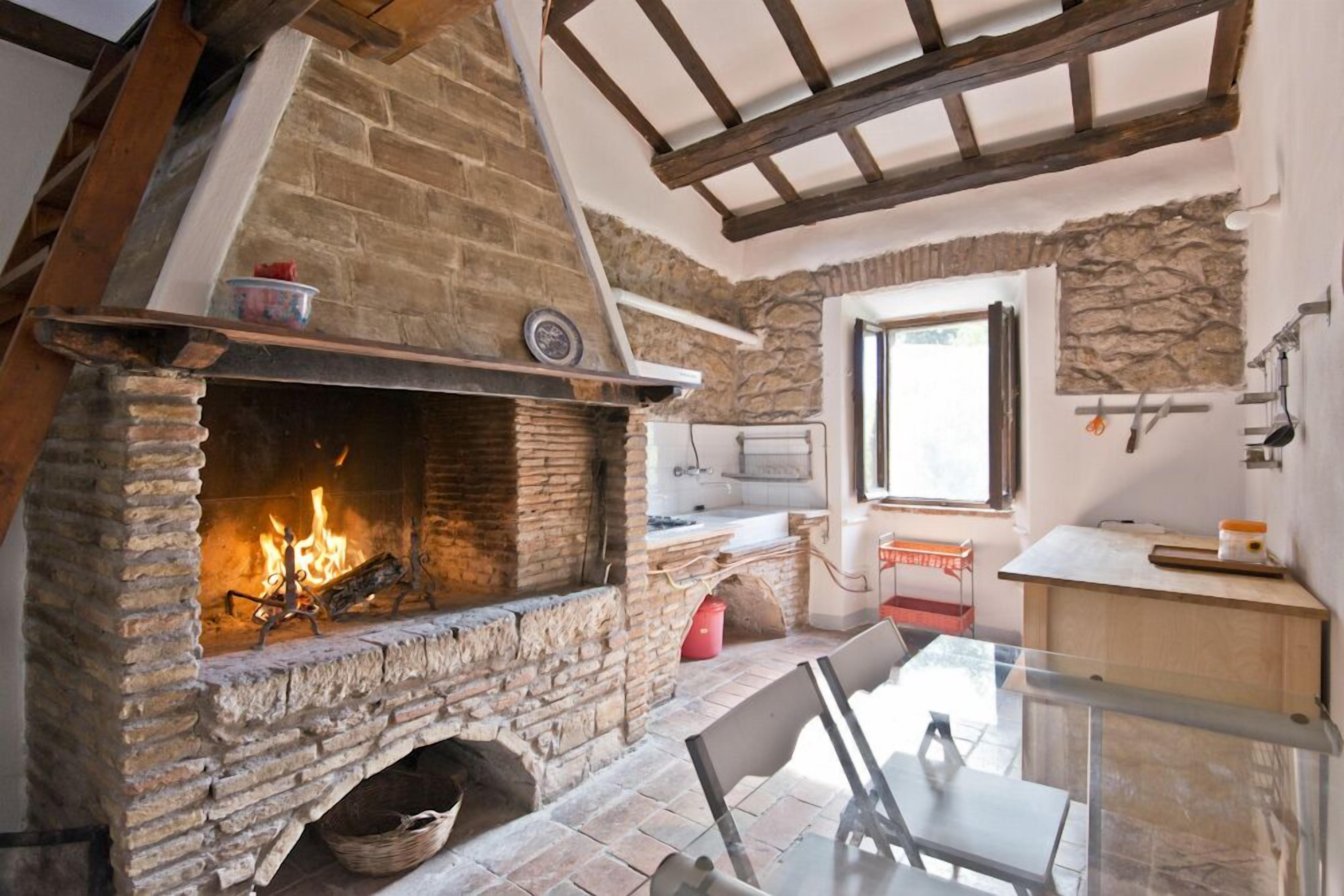 Grand réfrigérateur, batterie de cuisine, vaisselle et ustensiles