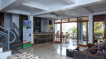 Coin salon dans le hall