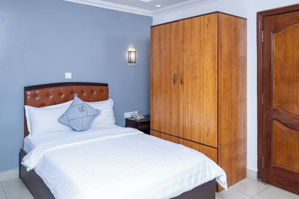 Ropa de cama de alta calidad y escritorio