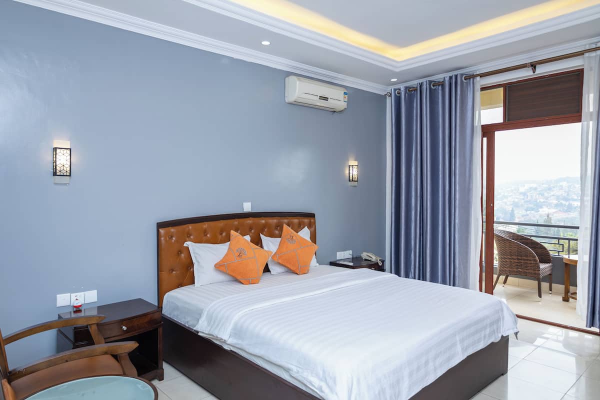 Habitación doble superior, balcón | Ropa de cama de alta calidad y escritorio
