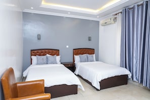 Habitación Deluxe con 2 camas individuales, balcón | Decoración personalizada, escritorio y espacio para trabajar con laptop
