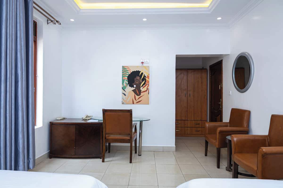 Habitación Deluxe con 2 camas individuales, balcón | Ropa de cama de alta calidad y escritorio