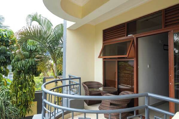 Individually decorated, desk, laptop workspace, iron/ironing board - OMX Hotel Kimi (Kigali)