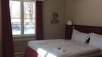 Dubbelrum | Skrivbord, mörklÀggningsgardiner, strykjÀrn/strykbrÀda och gratis wi-fi