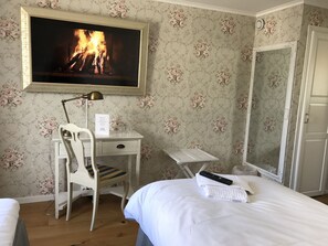 Escritorio, cortinas blackout y tabla de planchar con plancha