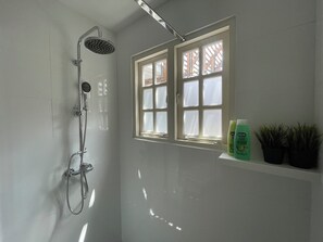 Douche, sèche-cheveux, serviettes fournies, savon