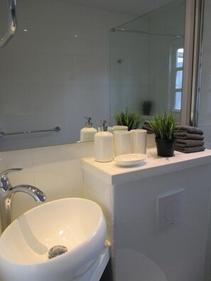 Shower, hair dryer, towels, soap - WALK IN 3 MIN TO BEACH & SHOPS & BEST RESTAURANTS FROM LAGOON STUDIO # 3 (Oranjestad)