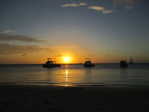 Sun-loungers, beach umbrellas, beach towels - WALK IN 3 MIN TO BEACH & SHOPS & BEST RESTAURANTS FROM LAGOON STUDIO # 3 (Oranjestad)