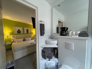 1 chambre, coffres-forts dans les chambres, fer et planche à repasser