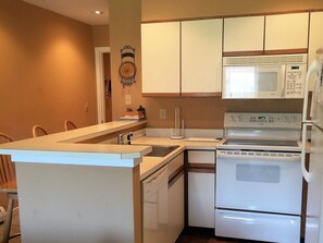Fridge, microwave, oven, stovetop - Mount Snow condo -  Moover Shuttle to Resort, pool, WiFi (Dover)