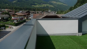 Zona residencial con casas, una carretera y montañas al fondo.