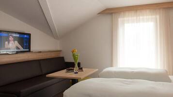 Camera con letto matrimoniale o 2 letti singoli, balcone | Una cassaforte in camera, una scrivania, insonorizzazione