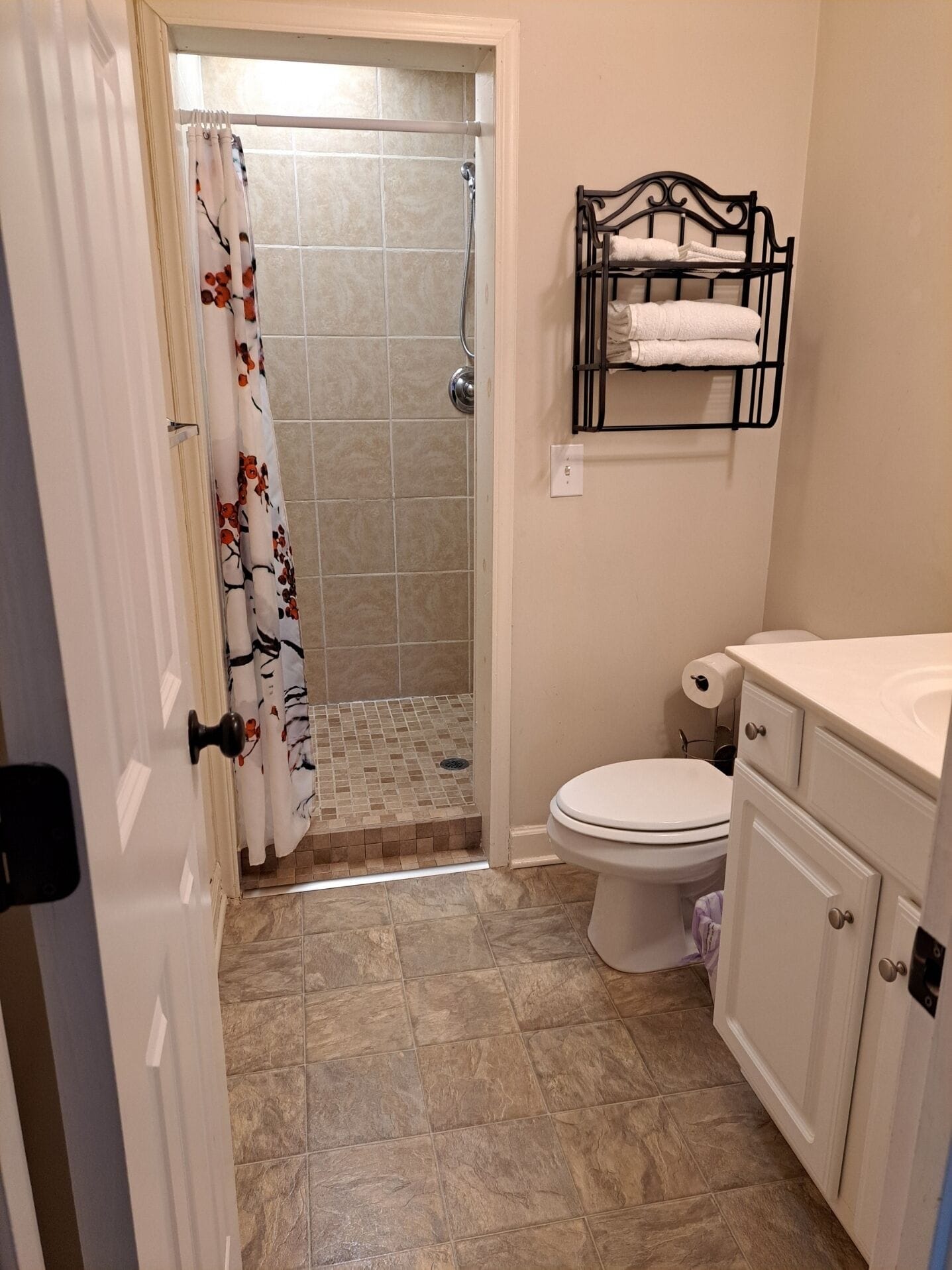 Douche, serviettes fournies, savon, shampoing