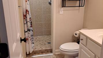 Douche, serviettes fournies, savon, shampoing