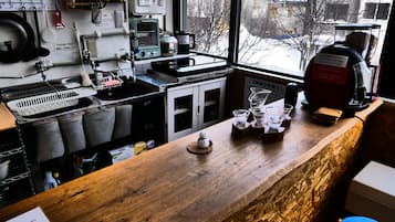 Réfrigérateur, micro-ondes, plaque de cuisson, cafetiÚre/bouilloire