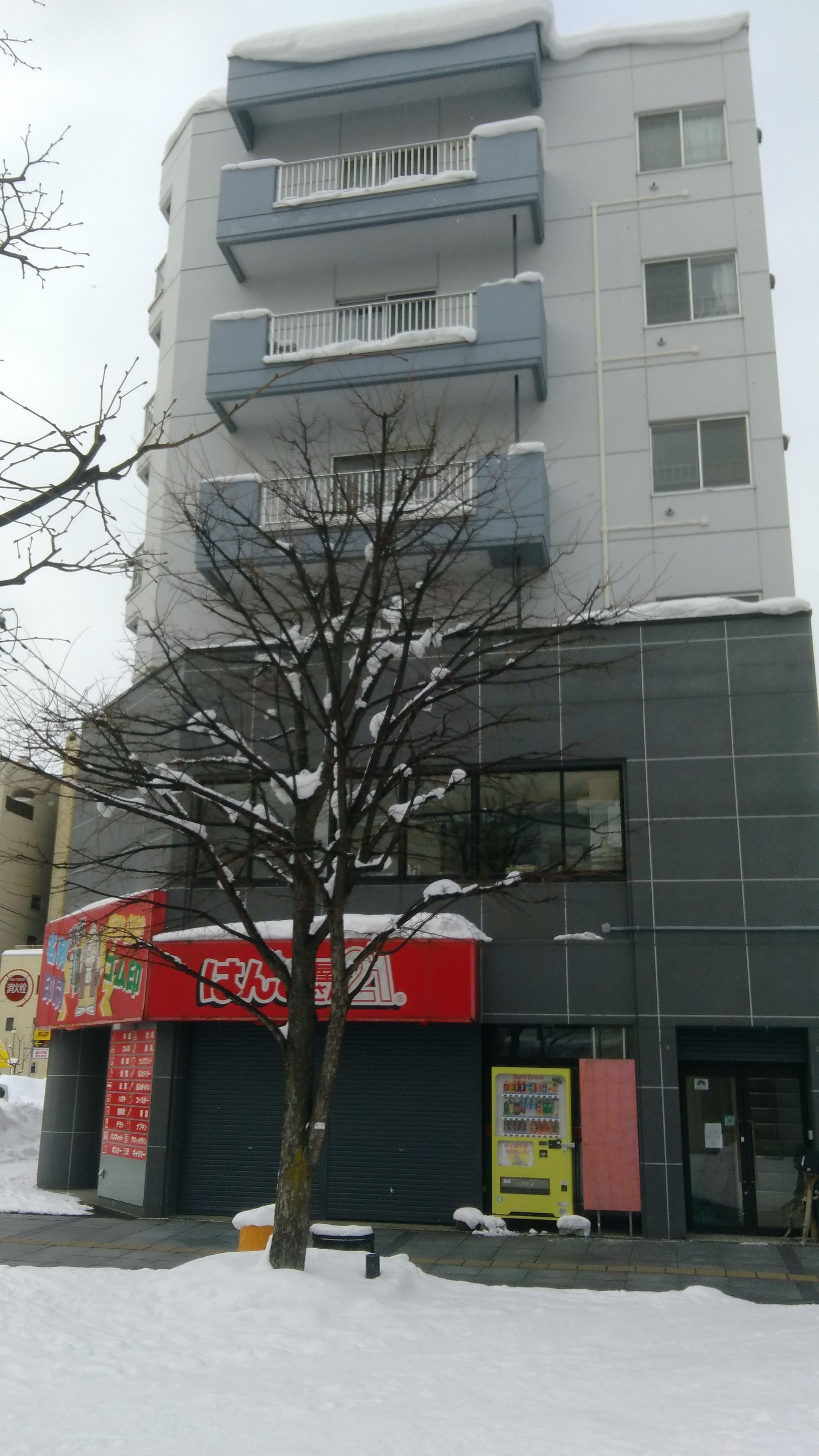Un immeuble à plusieurs étages doté d’une architecture moderne, avec des balcons et de grandes fenêtres.