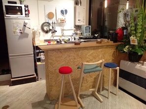 Kühlschrank, Mikrowelle, Herdplatte, Wasserkocher mit Kaffee-/Teezubehör