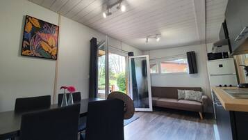 Chalet (4 pers) | Dapur peribadi | Peti sejuk, dapur, kerusi tinggi