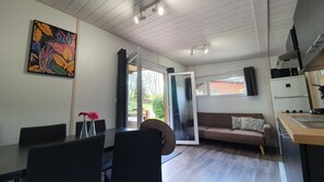 Chalet (4 pers) | Private kitchen | Fridge, stovetop, highchair