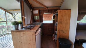 Ecolodge | Cuisine privée | Réfrigérateur, plaque de cuisson, chaise haute