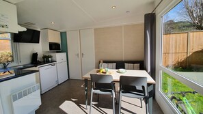Basic Bungalow | Living area | Table tennis