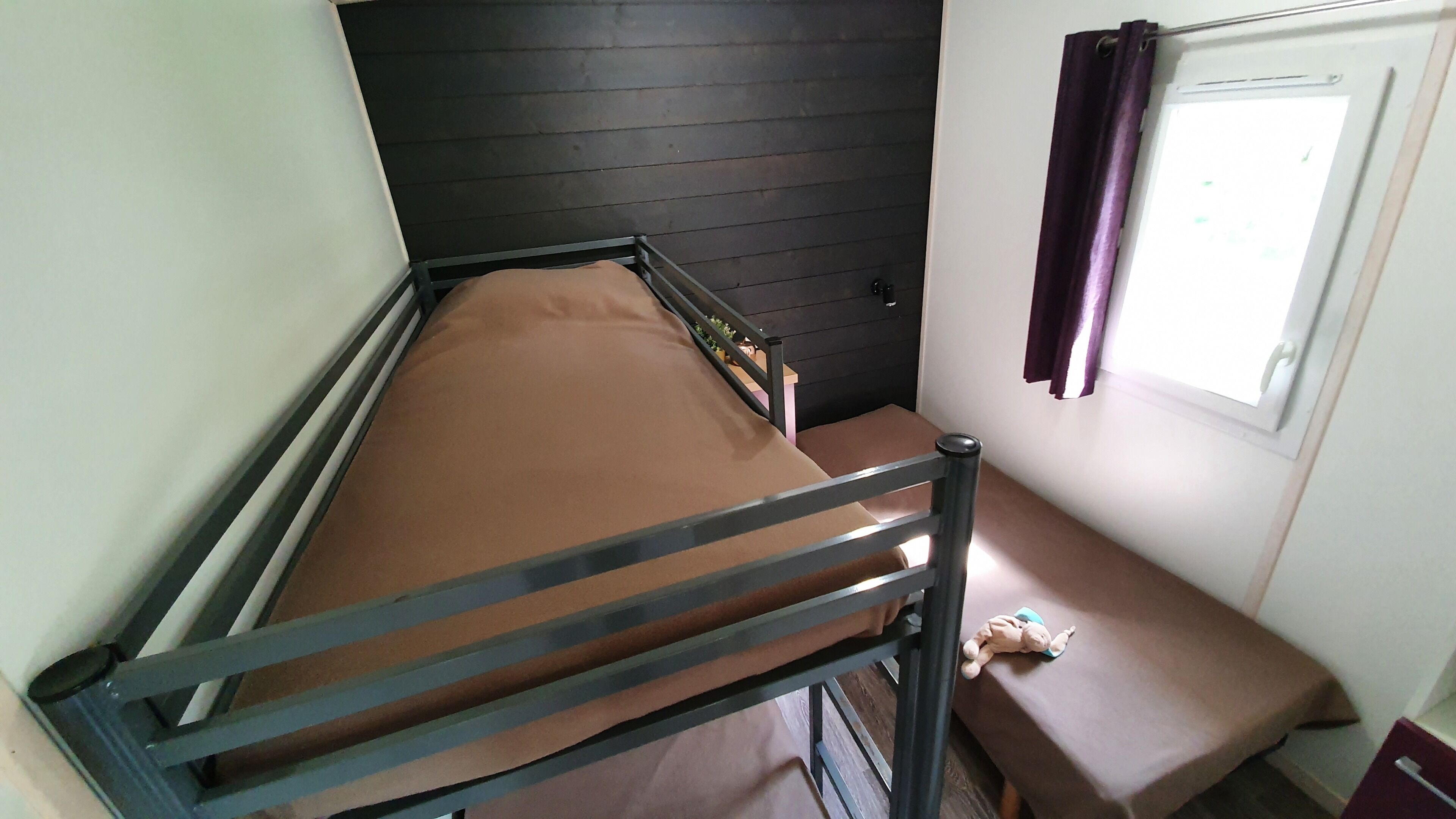 Ein Etagenbett mit einer Matratze und Metallgitter.