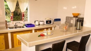 Cafetera y tetera, refrigerador con congelador, microondas y horno 