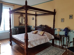 Peralatan tempat tidur premium, dihias secara berasingan 