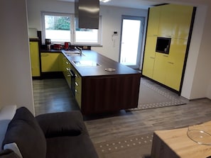 Refrigerador, microondas, horno, placa de cocina