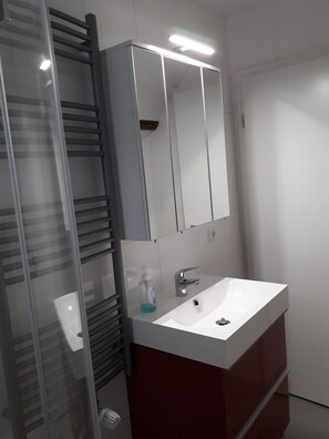 Studio | Bathroom | Combined shower/tub, free toiletries, towels