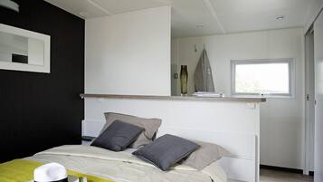 Superior Mobile Home, 3 Bedrooms | Individually furnished, blackout curtains, iron/ironing board