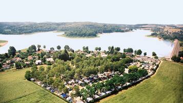 إطلالة على البحيرة