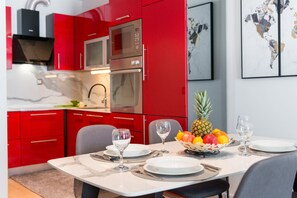 Red Apartman, 2 spavace sobe, terasa, pogled na more | Oleskelualue | 139–senttinen taulutelevisio, jossa kaapelikanavat