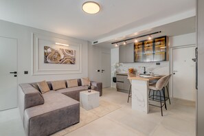 Apartman s jednom spavacom sobom | Salle de séjour | Téléviseur à écran plat de 139 cm avec télévision par câble, téléviseur