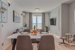 Red Apartman, 2 spavace sobe, terasa, pogled na more | Vardagsrum | 139-centimeters platt-tv med kabelkanaler, tv och nya filmer