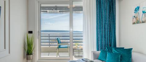 Apartman s pogledom na more | Living area | 139-cm flat-screen TV with cable channels, TV, first-run movies