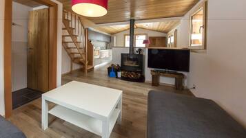 Chalet, 3 Bedrooms | Living area | Flat-screen TV, fireplace