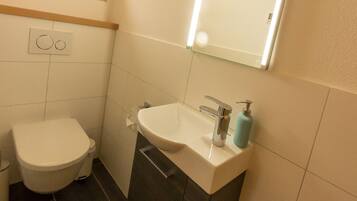 Chalet, 3 Bedrooms | Bathroom | Shower, towels