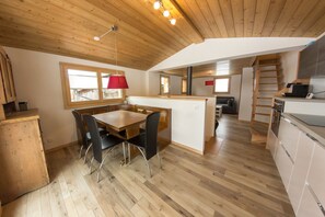 Chalet, 3 Schlafzimmer | Essbereich im Zimmer