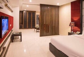 Hochwertige Bettwaren, Zimmersafe, Schreibtisch, Bügeleisen/Bügelbrett